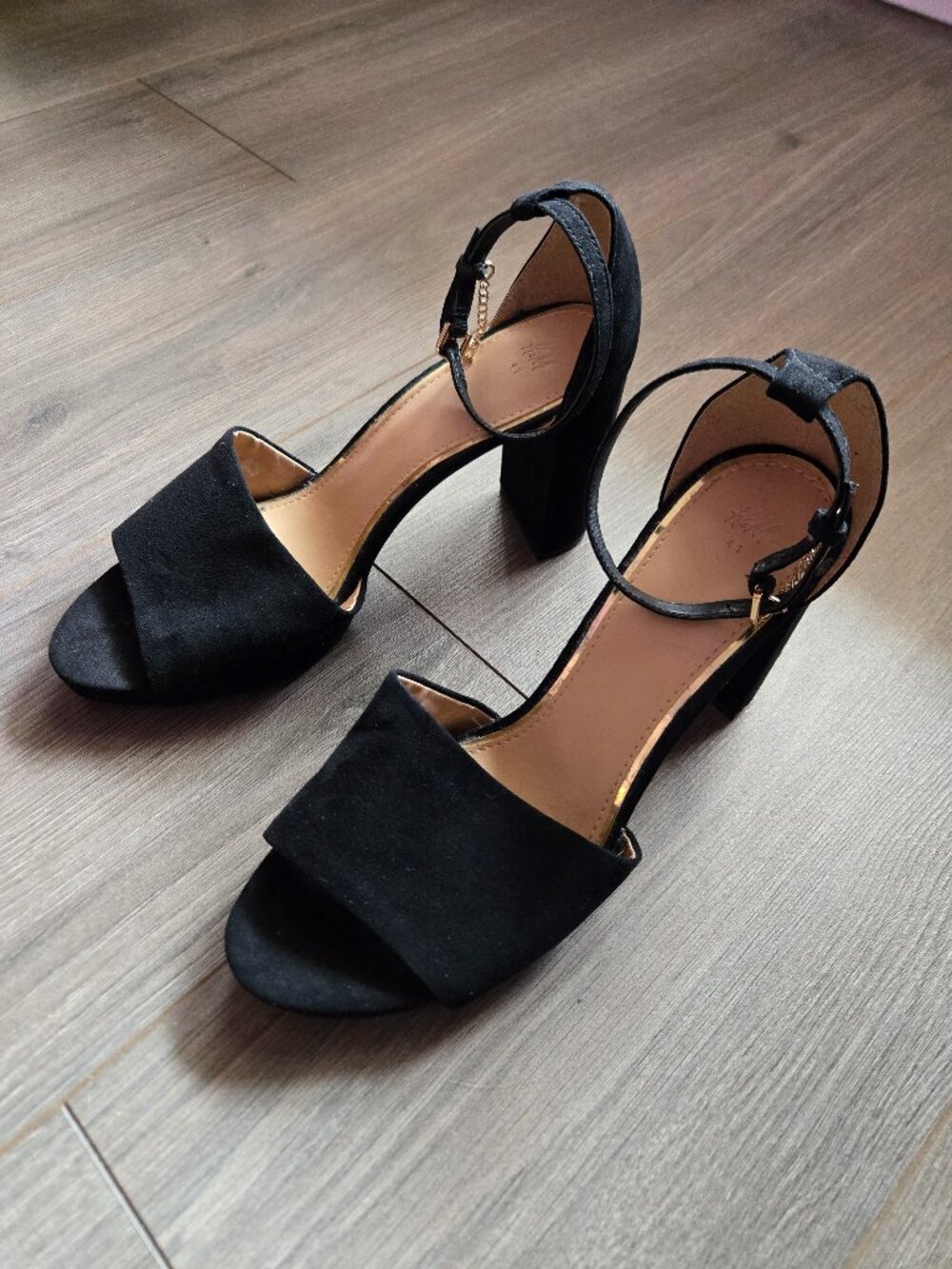 H&M β’ Sz 10 β’ Black Velour / Chunky / Ankle Strap